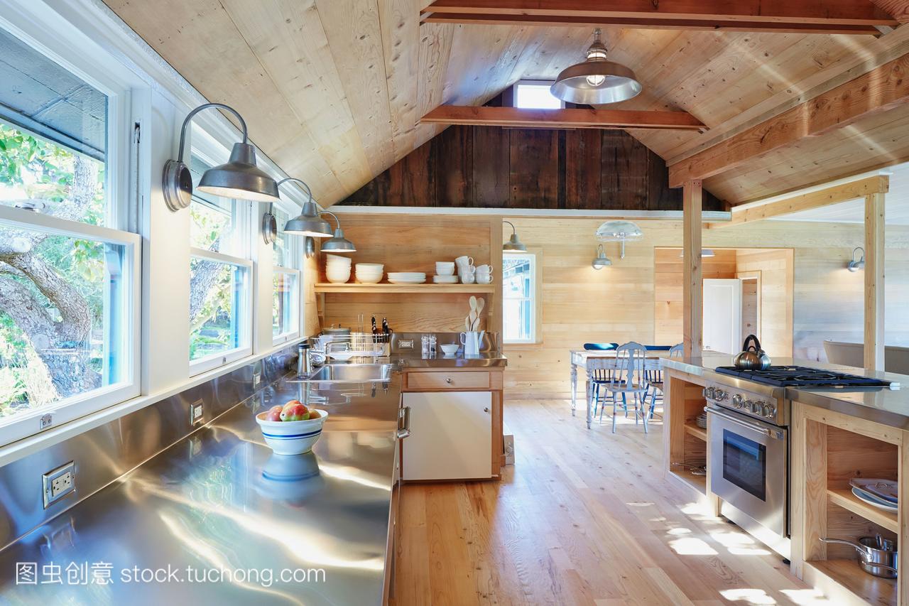 乡村厨房的不锈钢台面和木地板