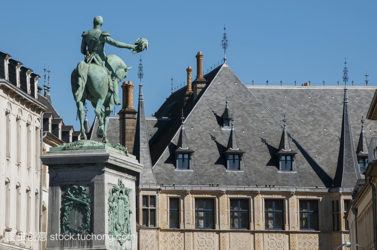 大公爵的宫殿和一个骑马的雕像;卢森堡城市卢森堡