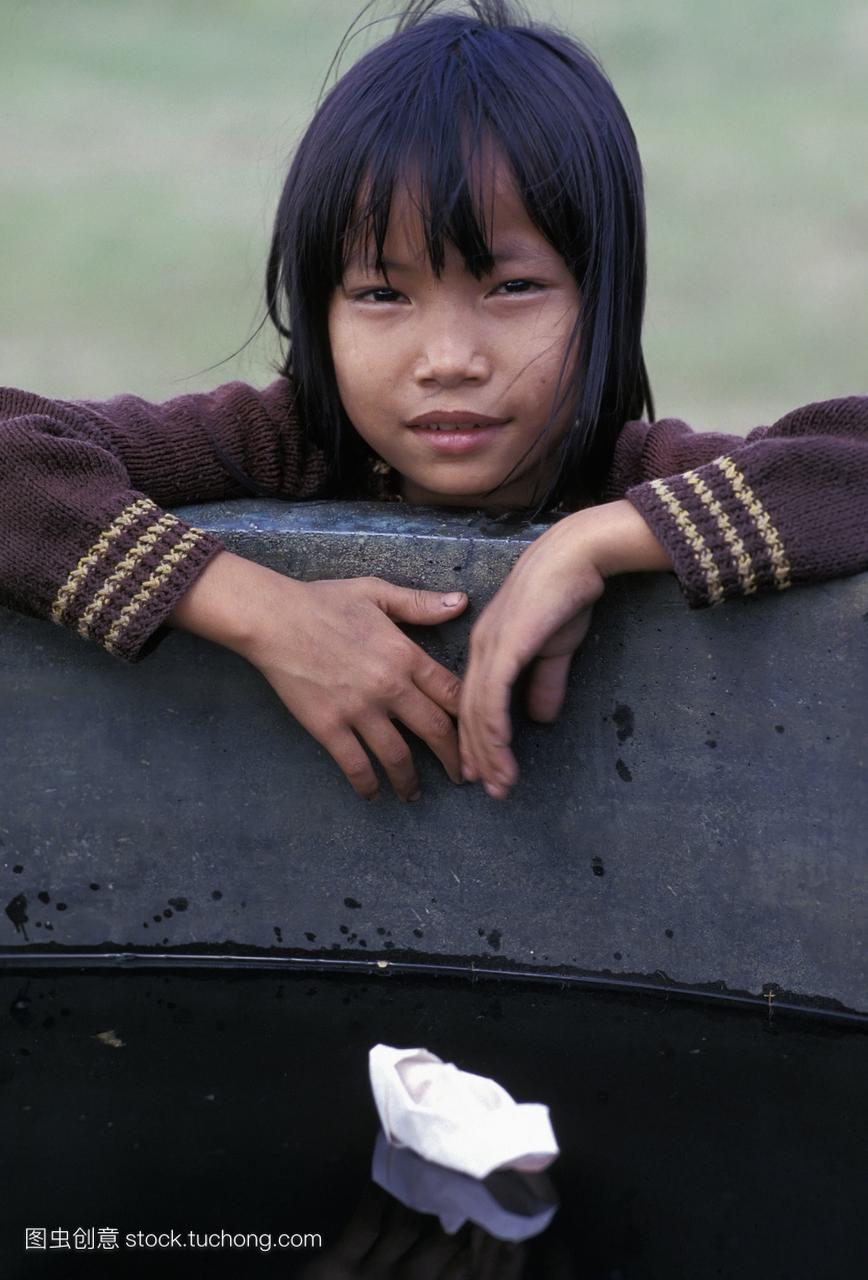 女孩玩纸船铜缸紫禁城色彩的城市越南