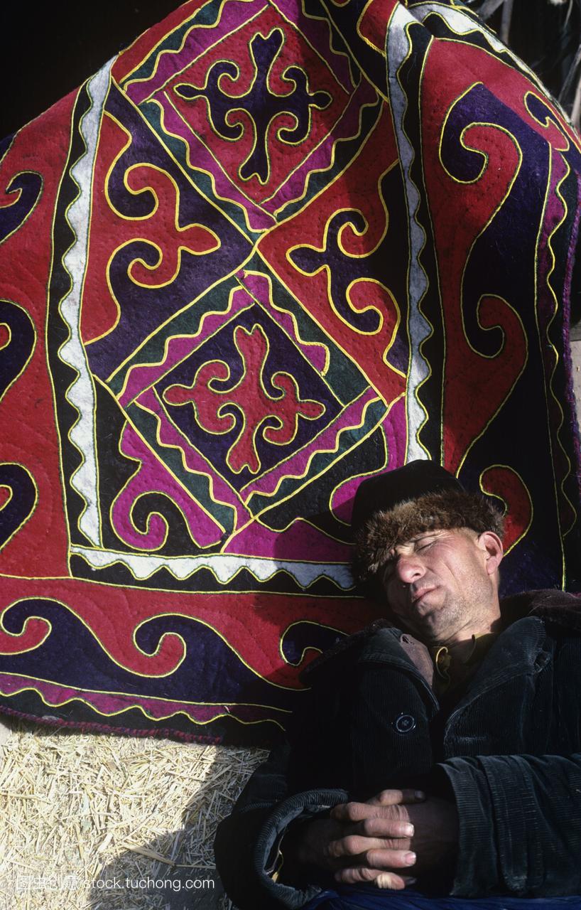 睡觉的人试图在喀什集市卖地毯古老的丝绸之路