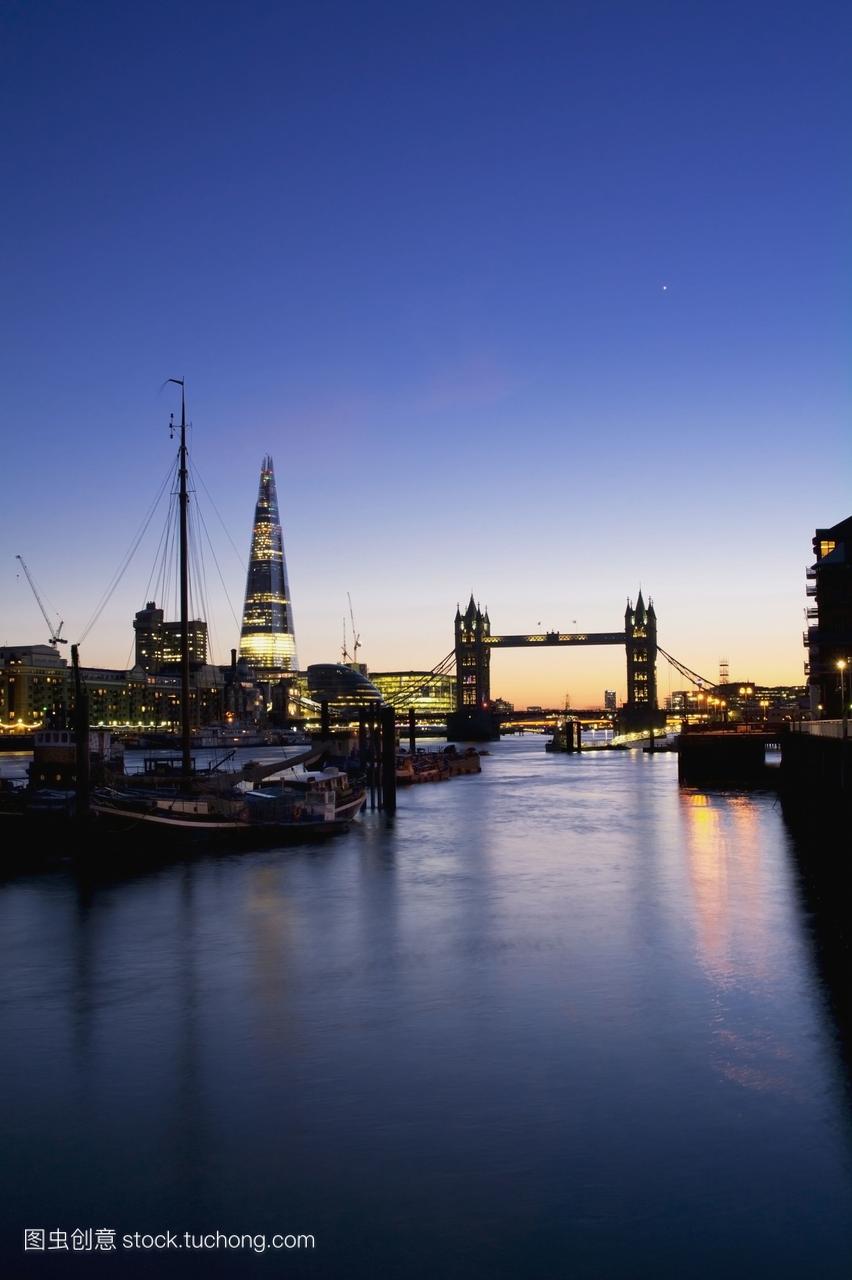 英国伦敦塔桥和Sahrd建筑;的视图