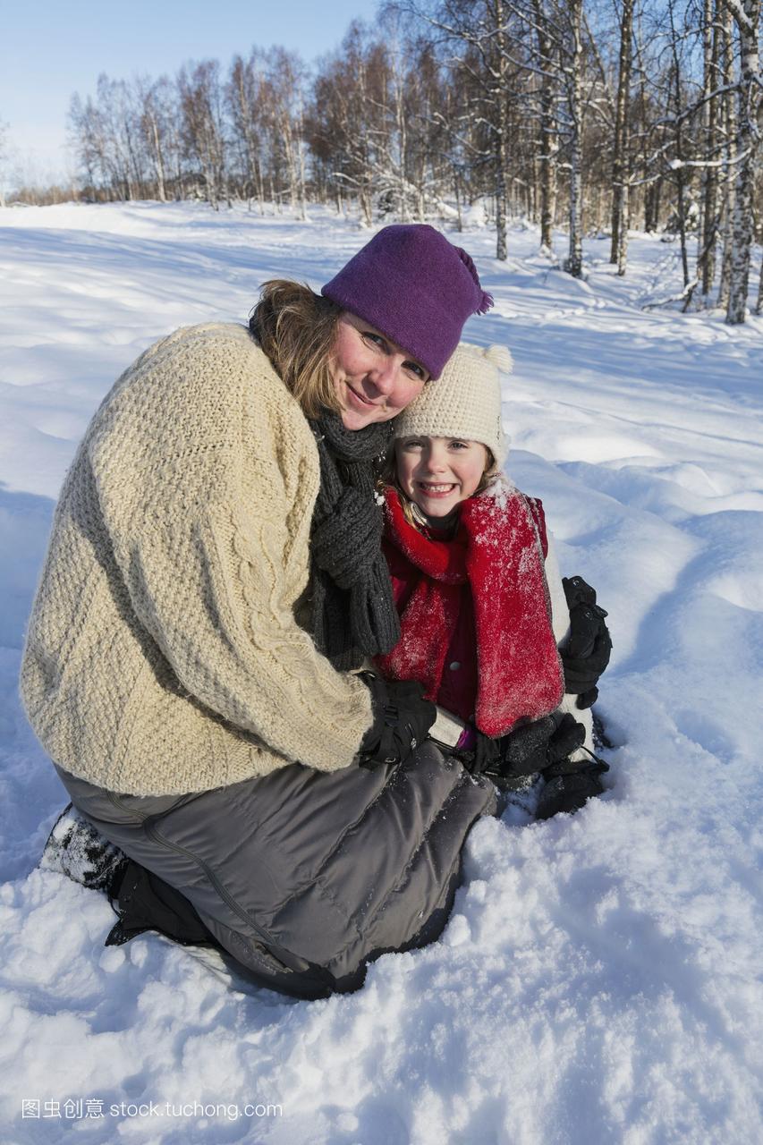 母亲和女儿并排俄罗斯杰克温泉城市公园美国中
