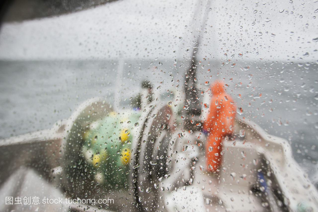 bowpicker风格的漂移刺网渔船上,在恶劣天气商