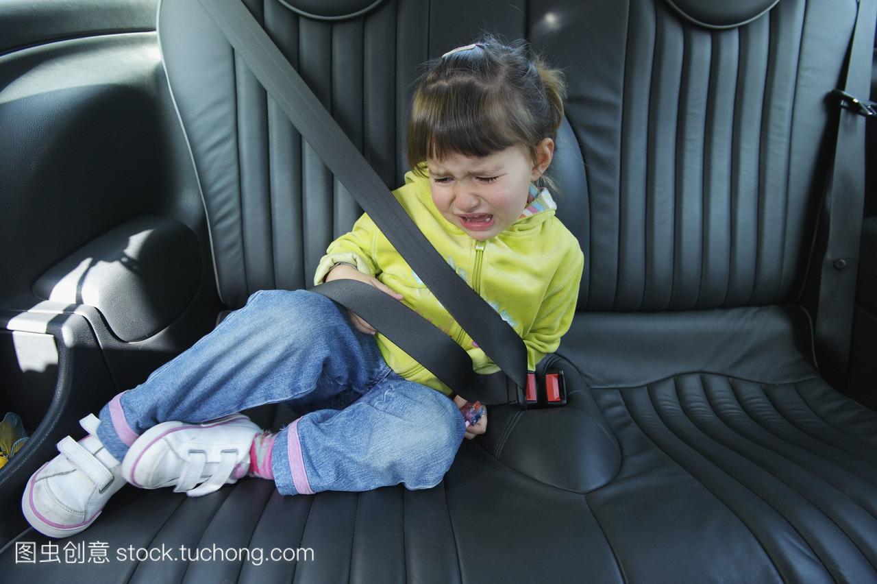 加的斯,西班牙;一个年轻的女孩坐在车里,系着安