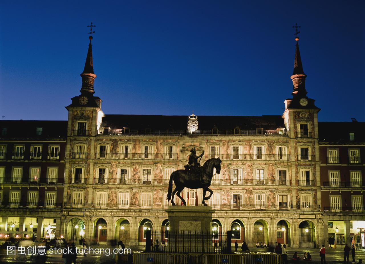 马德里西班牙马约尔广场雕像的菲利普三世黄昏