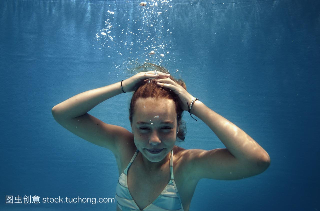 一个女孩在水下;诺尔安达卢西亚西班牙加的斯
