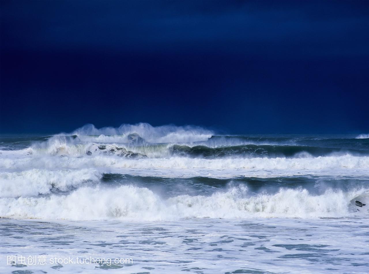 暴风雨天气造成大量海浪;美国俄勒冈州温彻斯
