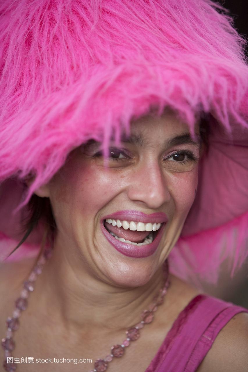 一个女人穿着一件毛茸茸的粉色的帽子