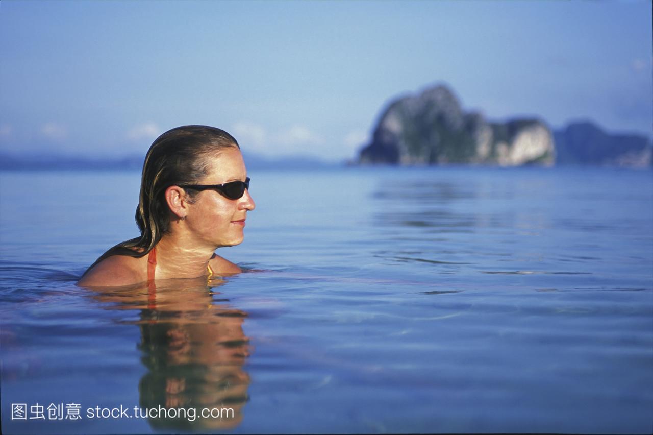 女人旅游穿比基尼游泳在水里的热带岛屿上Ko