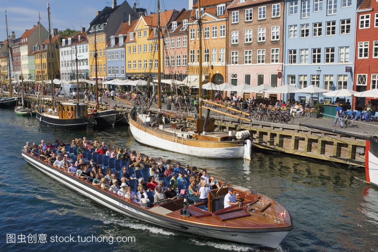 翰运河哥本哈根丹麦;在运河上游船