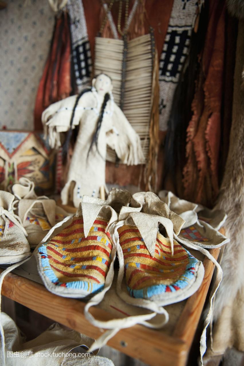 印第安人的传统服装包括鞋;Rossburn加拿大马