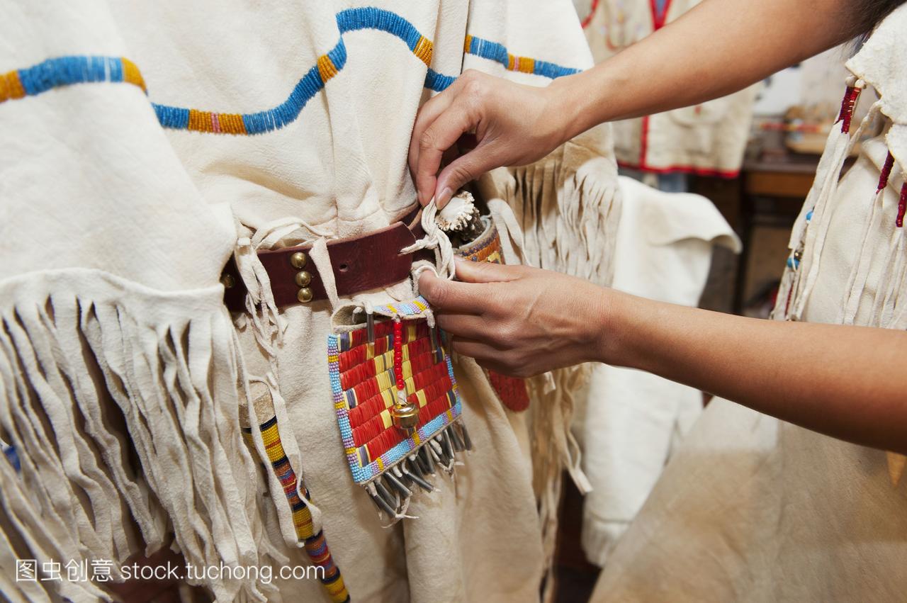 印第安人的传统服装的细节;Rossburn加拿大的