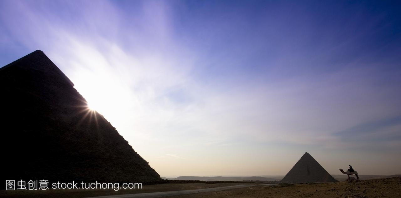 两个旅行者的金字塔附近的骆驼开罗埃及非洲