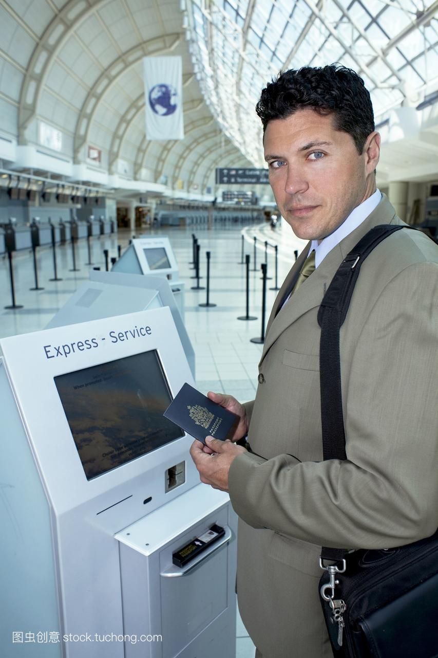商人在加拿大多伦多机场使用快递支票