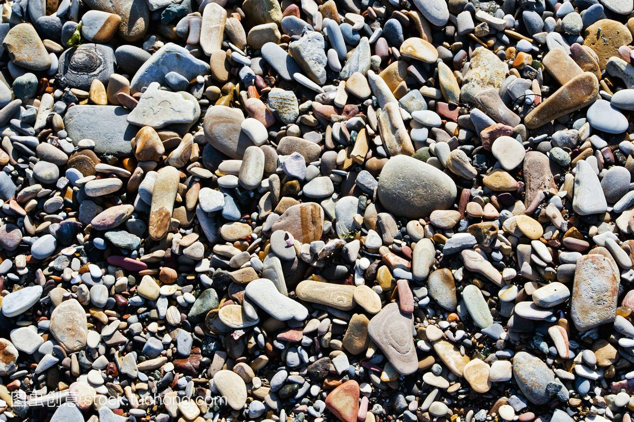 小丘加利福尼亚湾靠近五颜六色的光滑的石头。