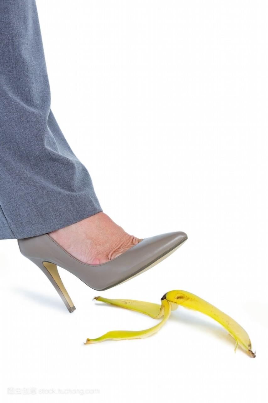女人穿着高跟鞋在香蕉上行走