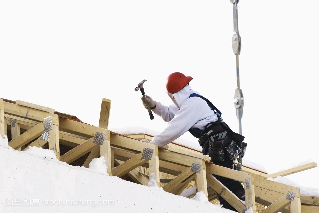 加拿大阿尔伯塔省卡尔加里;一个建筑工人在冬