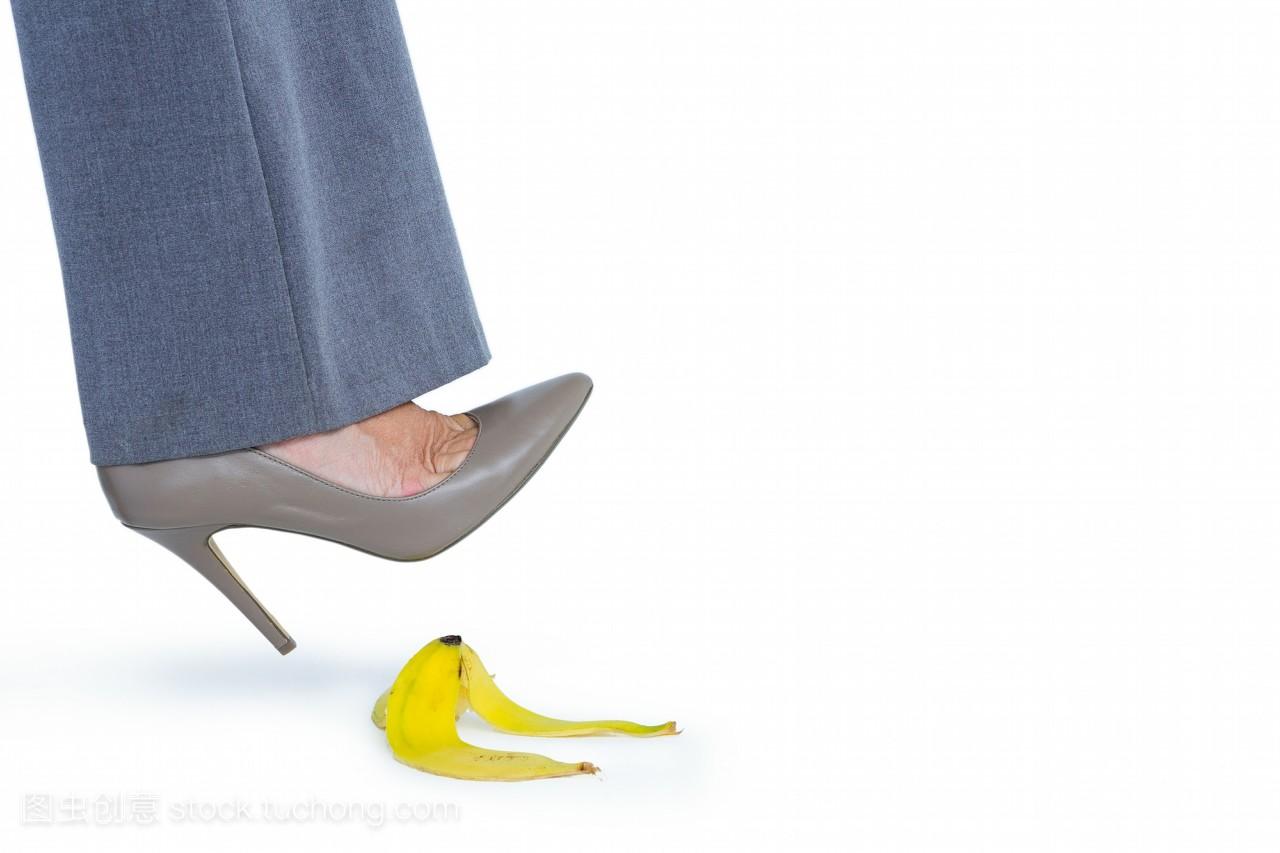 女人穿着高跟鞋在香蕉上行走