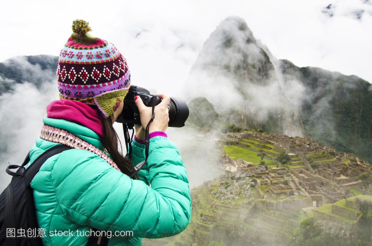 秘鲁,马丘比丘地区,旅游妇女拍摄马丘比丘城堡
