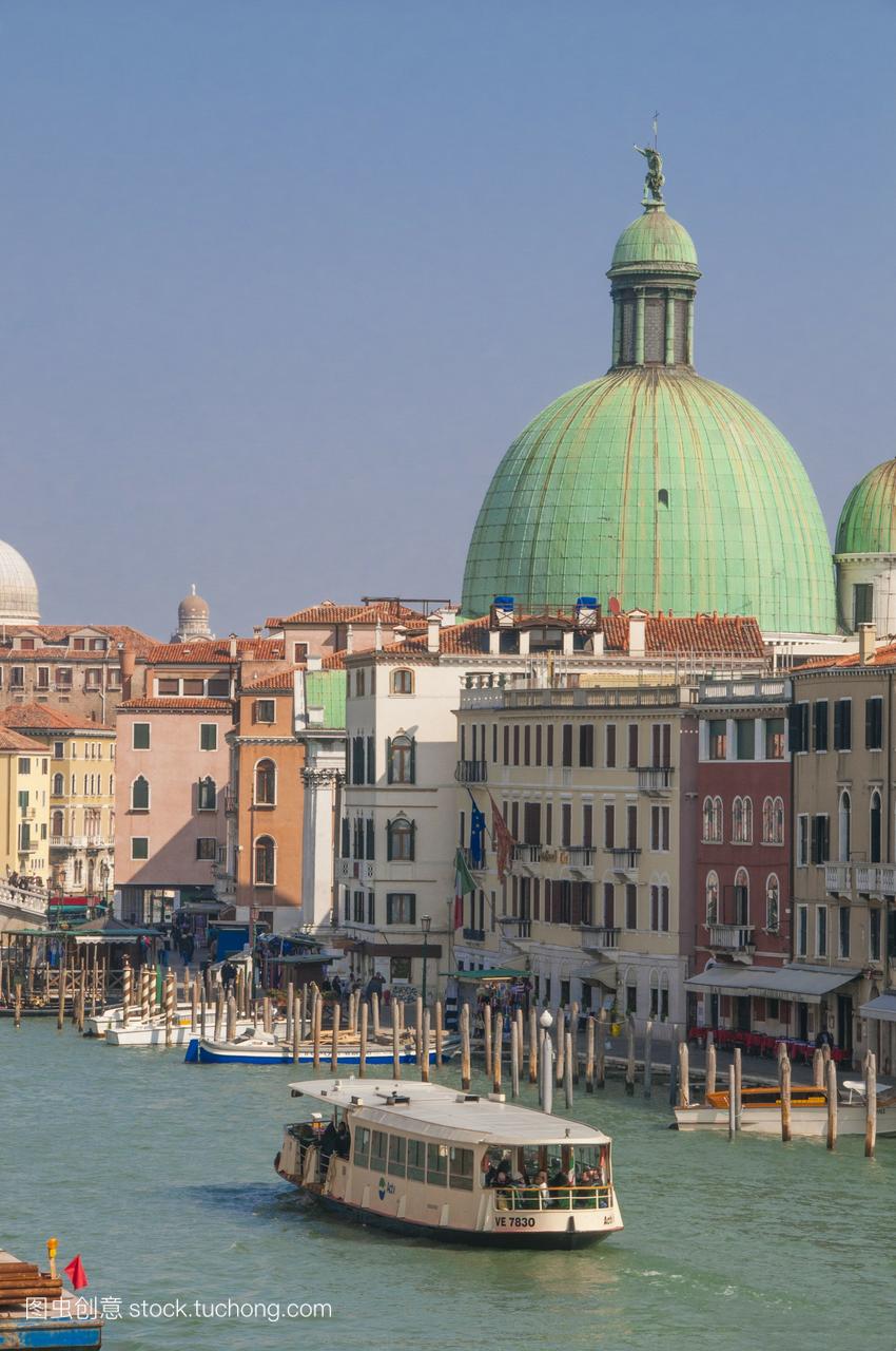 威尼斯大运河和教堂圆顶的港口城市,威尼斯,联