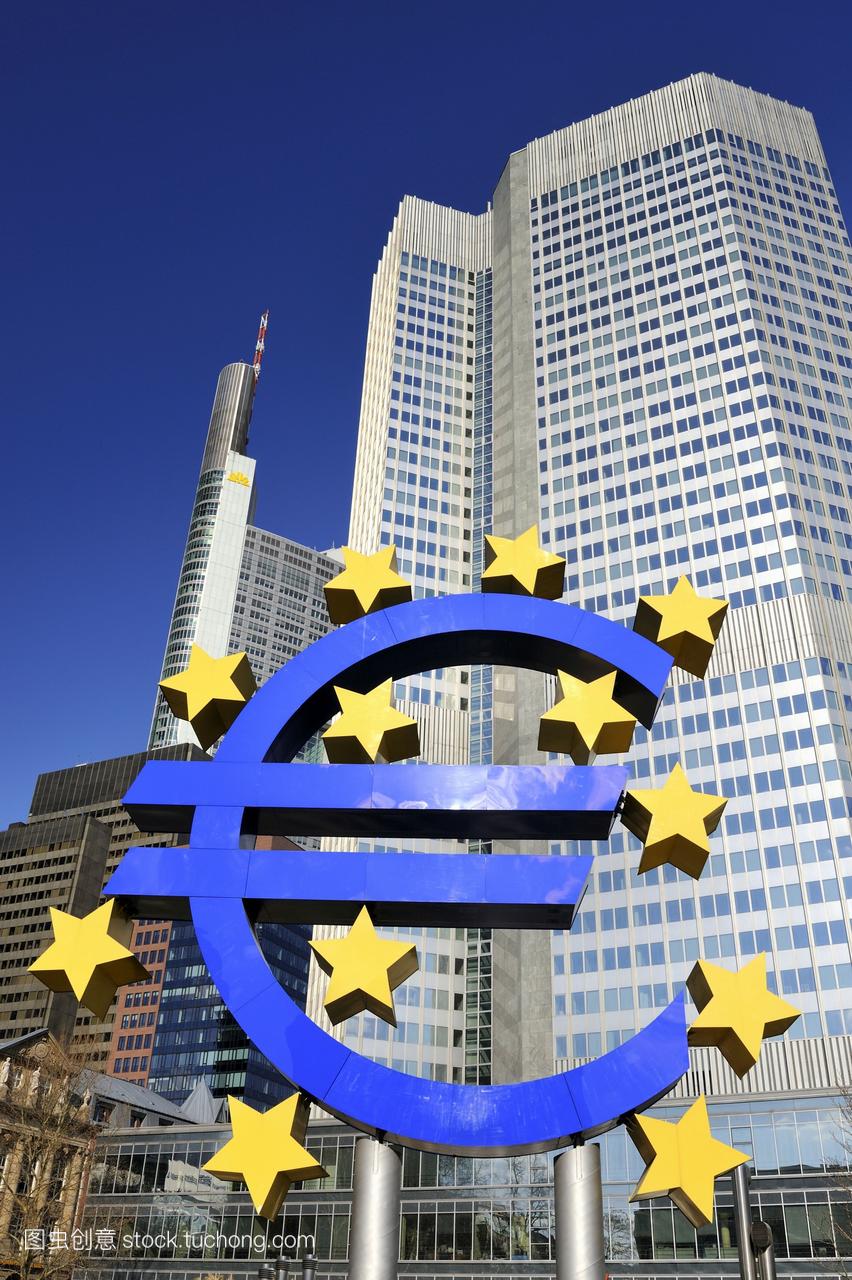 位于法兰克福的欧洲大厦前的欧元货币符号是欧